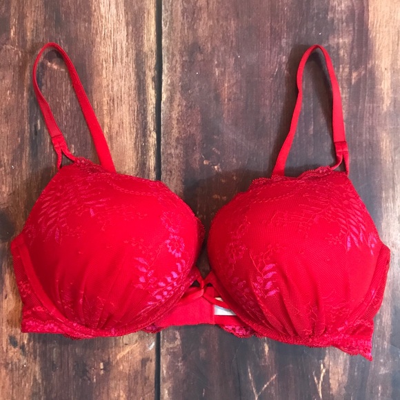 Victoria's Secret Other - { VICTORIAS SECRET PLUNGE PUSH-UP }